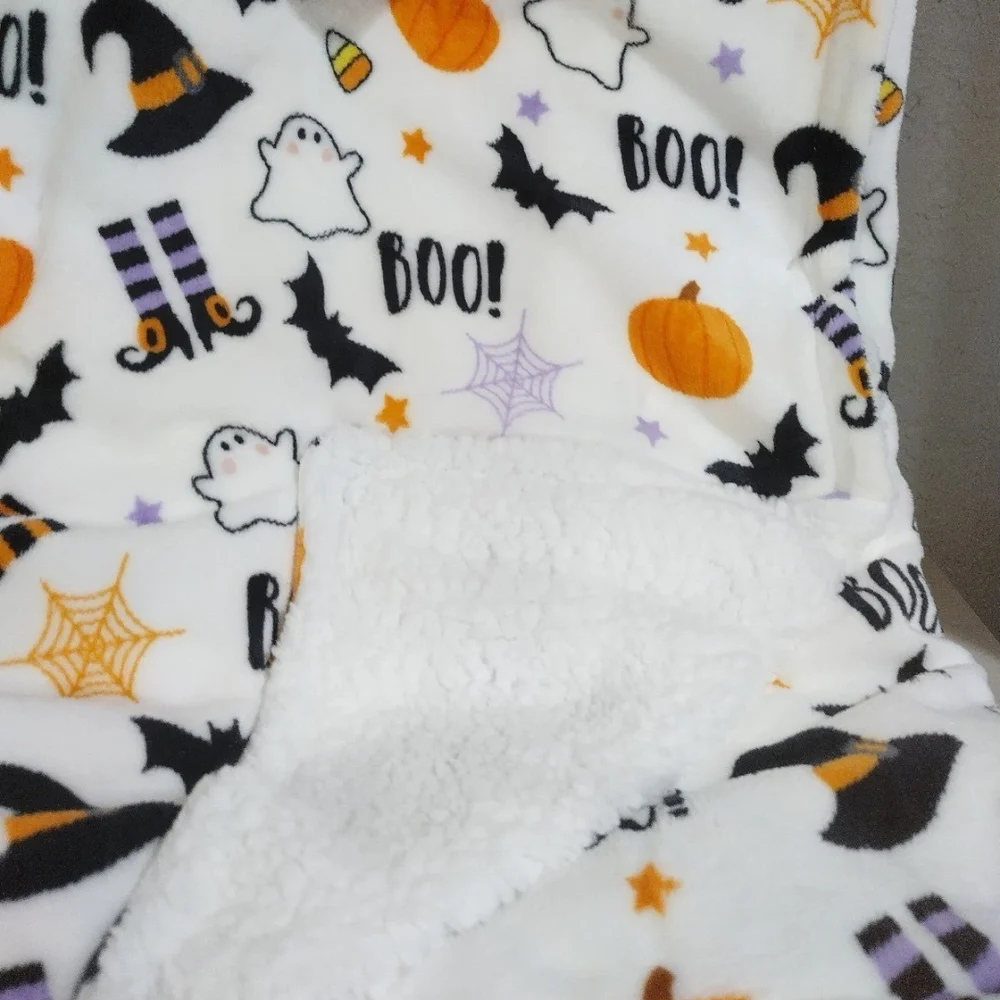 Halloween Themed Fleece Blanket - Picture 3 of 3